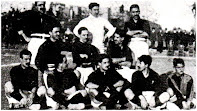 F. C. BARCELONA - Barcelona, España - Temporada 1907-08 - Bru, Solá, Amechazurra; A. Comamala, Peris, Grau; Forns, Rodríguez, C. Comamala, Wallace y España - Mala temporada para el Barcelona que no gana ningún título. En Francia juega tres partidos y sufre una estrepitosa derrota por 9-1 contra el Olympique de Marsella