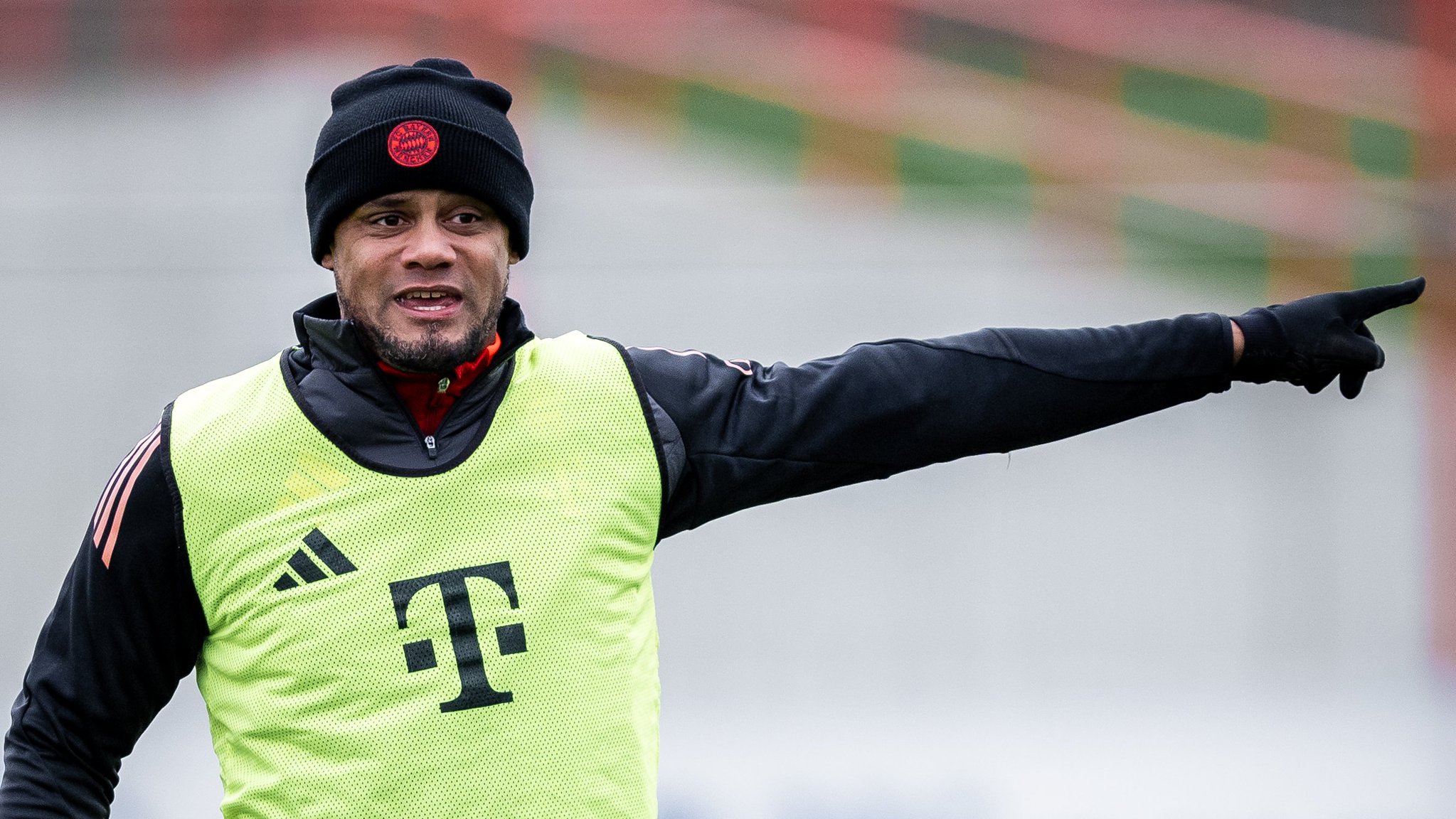 Bayern Munich manager, Vincent Kompany, gives instruction during a training session ahead of the Bundesliga match against Mainz 05 o Saturday 14 December, 2024
