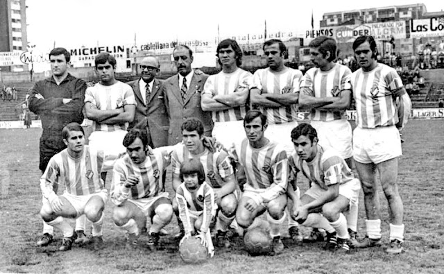 REAL VALLADOLID DEPORTIVO. Temporada 1970-71. Llacer, Heredia, Santiago Gallego (presidente), Héctor Martín (entrenador), Docal II, Sedano, Pérez García y Endériz. Astrain, Lorenzo, Álvarez, Lizarralde y Fede. REAL VALLADOLID DEPORTIVO 0 ADO DEN HAAG 1 Domingo 13/06/1971, 17:30 horas. Trofeo triangular IV Centenario de la Batalla de Lepanto, 3er. partido. Valladolid, estadio Municipal José Zorrilla. GOLES: 0-1: 30’, Hestad, tras una bonita jugada de Berg.