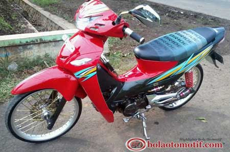 Foto Modifikasi Honda Supra Dengan warna body merah serta chrome yang membalut di kedua velg membuat tampilan makin cling. ban depan dengan menggunakan jenis swallow ukuran 60/80