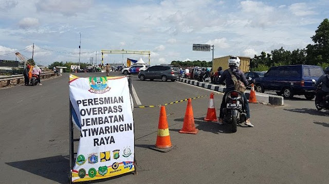 Peresmian Jembatan di Jalan Raya Jatiwaringin, Lalulintas Macet Total 