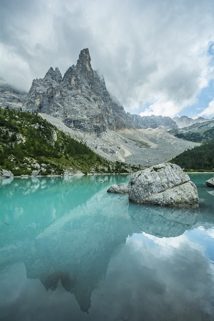 Jezero Sorapis v italských Alpách.