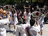 威勢の良い輿丁（よちょう）たちのかけ声とシャンシャンと鳴る 