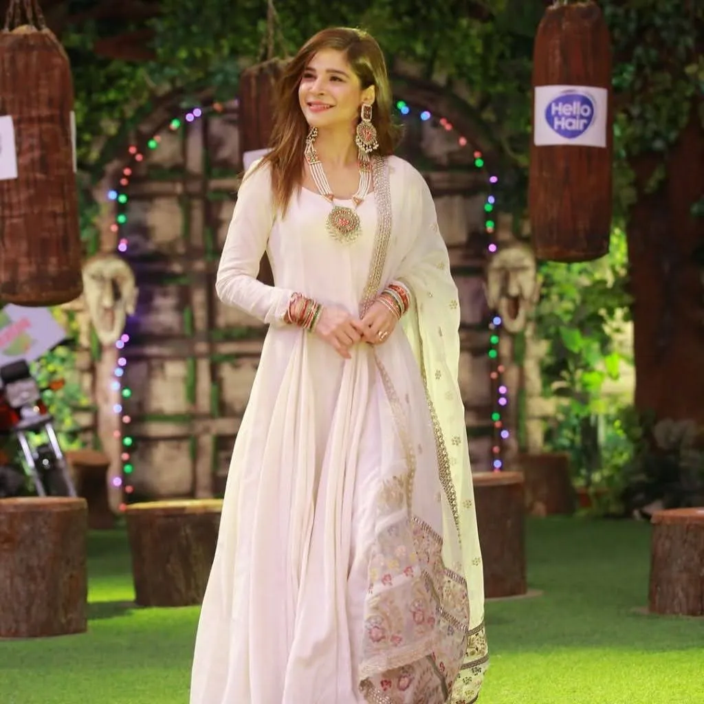 Ayesha Omer Gorgeous Pictures from JPL