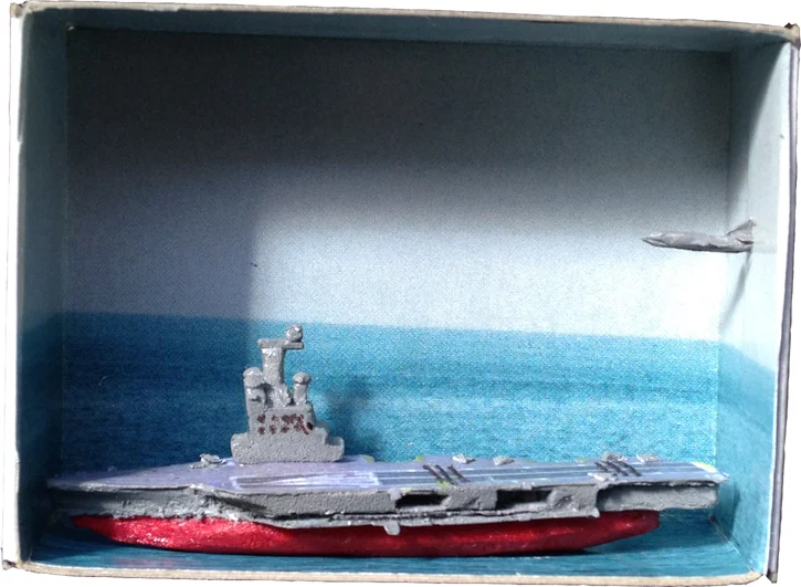 micro maquette du porte-avion Charles de Gaulle avec avion dans une boîte d'allumettes