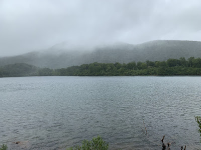 雨の須川湖