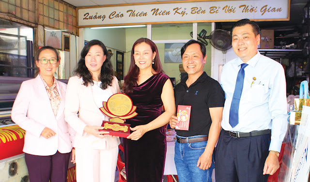 Đồng chí Triệu Lệ Khánh cùng các thành viên trong đoàn thăm, chúc Tết tại Công ty TNHH MTV thiết kế quảng cáo Thiên Niên Kỷ. (Ảnh: P. An)