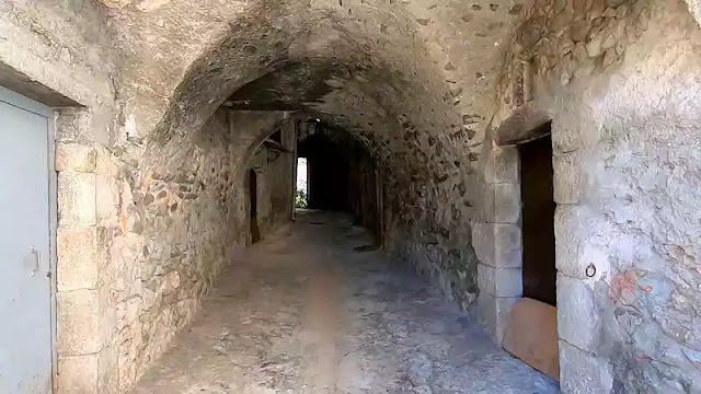 calle con túnel en Entrevaux