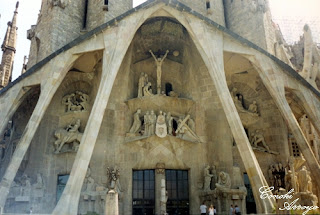 Puerta de entrada a la Sagrada Familia, fachada trasera.