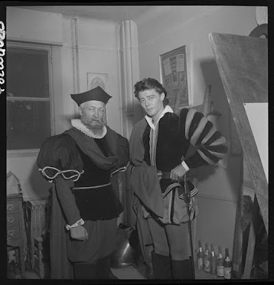 photo de Sam Lévin : Gérard Philipe et Jean Vilar en coulisses, en 1951 © MPP