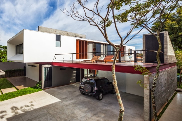 Front facade of Modern Planalto House by Flavio Castro