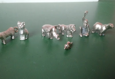 Miniatura de metal estática de animais : gato, elefante, leão, macaco, urso,rato e um indefinido  - 7 variados - 2 a 4cm   R$ 30,00 o lote