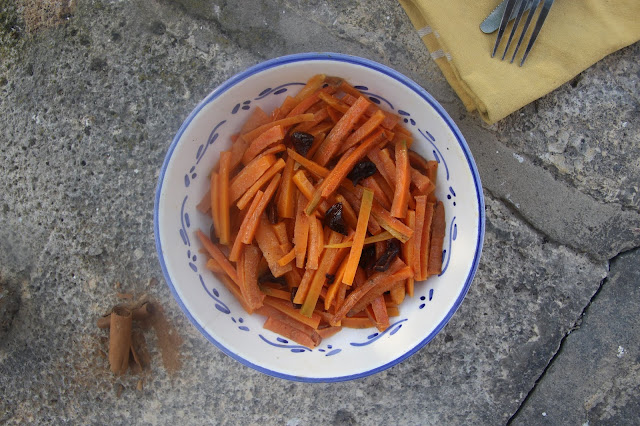 Cuillère et saladier : Salade carottes olives fleur d'oranger cannelle