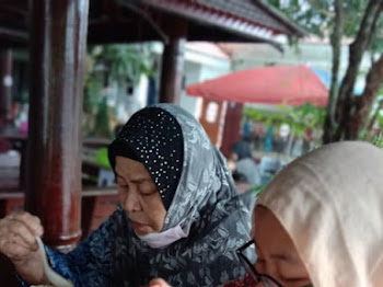 Along Belanja Nenek Minum Cendol Songkok Tinggi