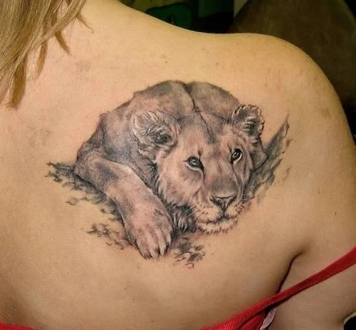 imagen de un tatuaje de león para mujer en la espalda