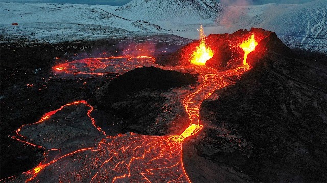 2021 yılında 781 yıl aradan sonra patlayan yanardağ hangisidir?