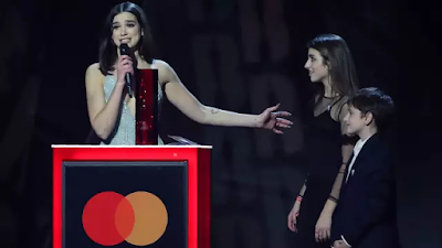 Dua Lipa dan Adiknya di Brit Awards 2018