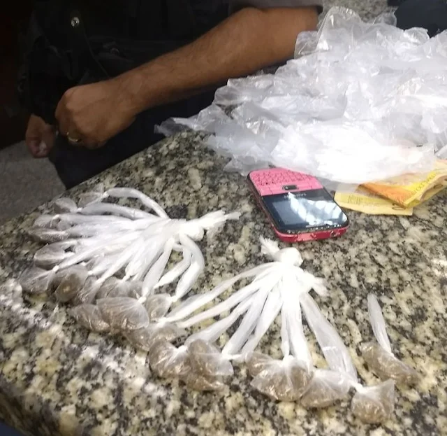 Drogas são apreendidas na casa de suspeito de trafico de drogas em Barra Mansa/Foto: Divulgação PM