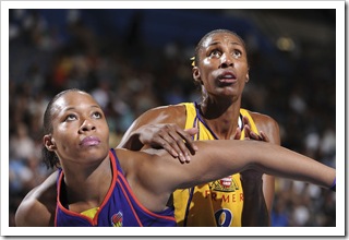 Lisa, já preocupada, disputa um rebote com Cappie Pondexter