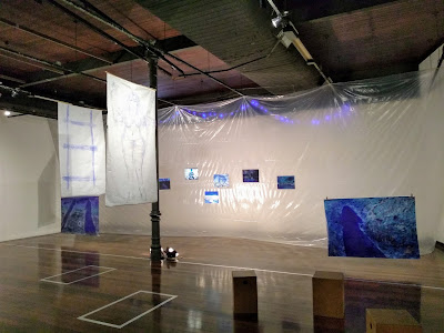 Quadros azuis expostos na sala