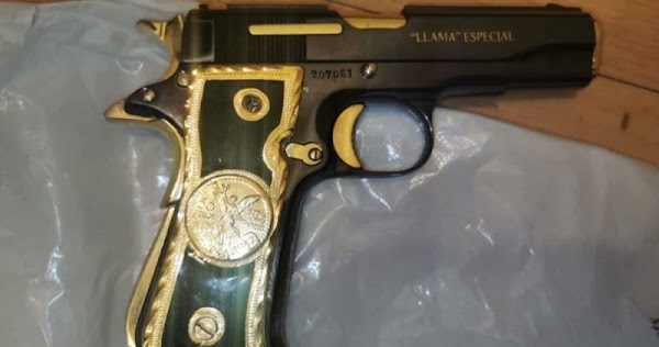 Olvidan pistola con diamantes, bañada en oro con Centenario incrustado en vestidor de plaza en Guadalajara; vale miles de dolares