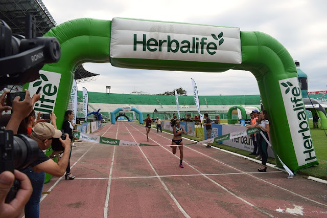 VICTOR HUGO AGUILAR Y JHOSELYN CAMARGO GANARON LA XXI CORRIDA INTERNACIONAL SANTA CRUZ