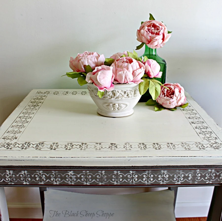 Contrasting colors were used in French Linen and Old White for the stenciled borders.