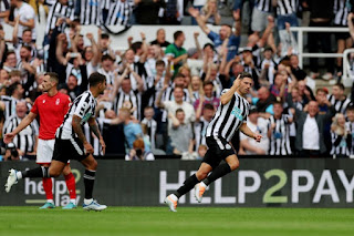 Pemain Newcastle United Fabian Schar melakukan selebrasi gol ketika Newcastle mengalahkan Nottingham Forest 2-0 dalam pertandingan pertama Liga Inggris kedua tim, di St James' Park, Newcastle, Inggris, 6 Agustus 2022.