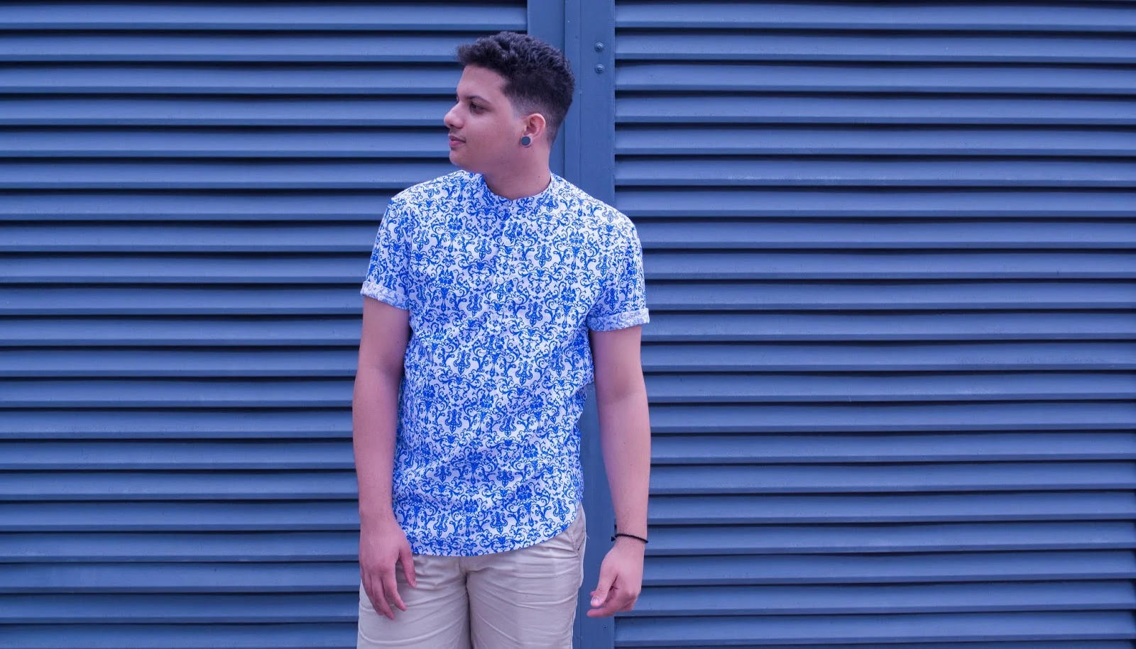 Look masculino com camisa estampada manga curta