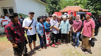 Rachmat Hidayat bagikan  50 Mesin Jahit dan Obras merk Singer untuk UMKM Penjahit se kota Mataram