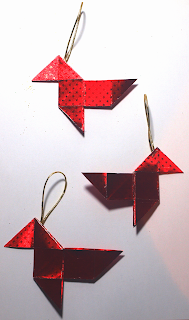 Pajaritas de papiroflexia para decoración de Navidad.