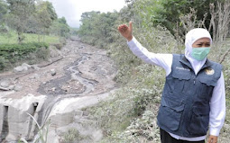  Khofifah Sebut Kebakaran Bromo Masih Menyala, Water Bombing DIkerahkan