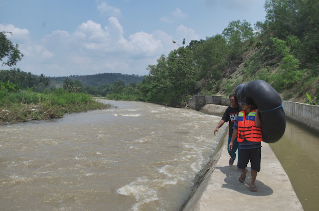 Memacu Adrenalin di Tubing Sungai Tuntang