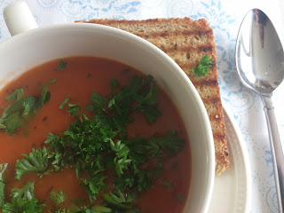 Italiaanse tomatensoep met geroosterde knoflookbrood