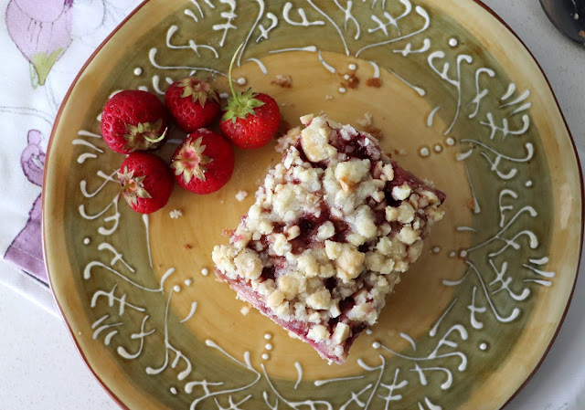 strawberry streusel cake