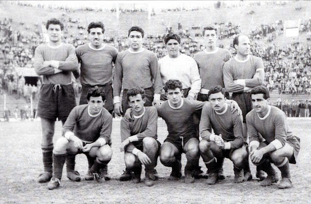 📸CLUB ATLÉTICO HURACÁN 📆16 noviembre 1958 ⬆️Óscar Villano, José Sanez, Federico Pizarro, Luis Mazza, Reinaldo Molina y Juan Filgueiras. ⬇️Jorge Defilpo, Osvaldo Crosta, Héctor Aramendi, Julio Marcarián y Feliciano Grande. Del libro "La legión extranjera blanquivioleta", de Ramón Martínez. CLUB ATLÉTICO HURACÁN 2 🆚 RACING CLUB DE AVELLANEDA 4 Domingo 16/11/1958. Campeonato de Liga de 1ª División Argentina, jornada 23. Buenos Aires, Argentina, estadio El Palacio. GOLES: ⚽1-0: 26’, Crosta. ⚽1-1: 36’, Pizzuti, de penalti. ⚽1-2: 43’, Sosa. ⚽1-3: 70’, Pizzuti. ⚽1-4: 72’, Pizzuti. ⚽2-4: Defilpo.