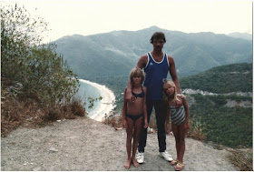 Trilingual-sisters-with-their-father-Venezuela