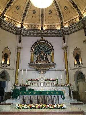 the altar at Wat Kalawar in Bangkok