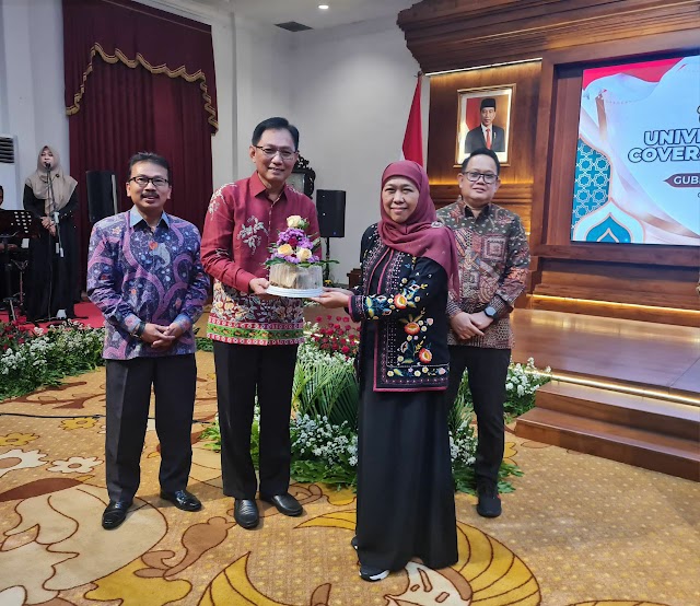 Gubernur Jawa Timur Berikan Apresiasi Kepada 21 Daerah Penerima Penghargaan UHC