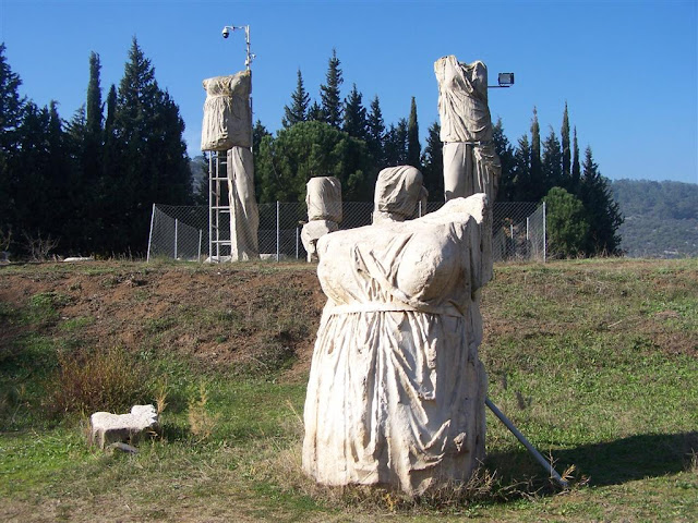 Artemis ve arkada replika(mulaj)ları