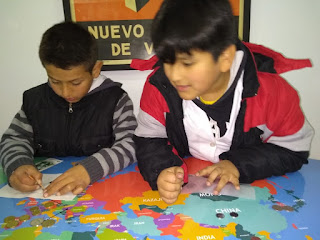 la imagen muestra otros alumnos buscando sedes en el mapa