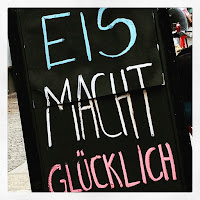 Tafel mit der Aufschrift Eis macht glücklich