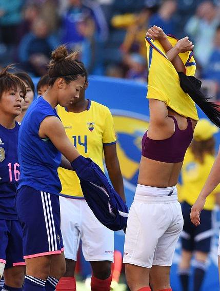  Pemain  Sepak Bola  Wanita  Tukar Baju Berjambang