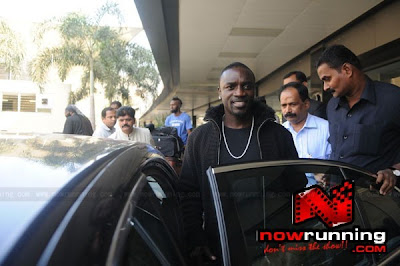 Singer Akon arrives in Mumbai