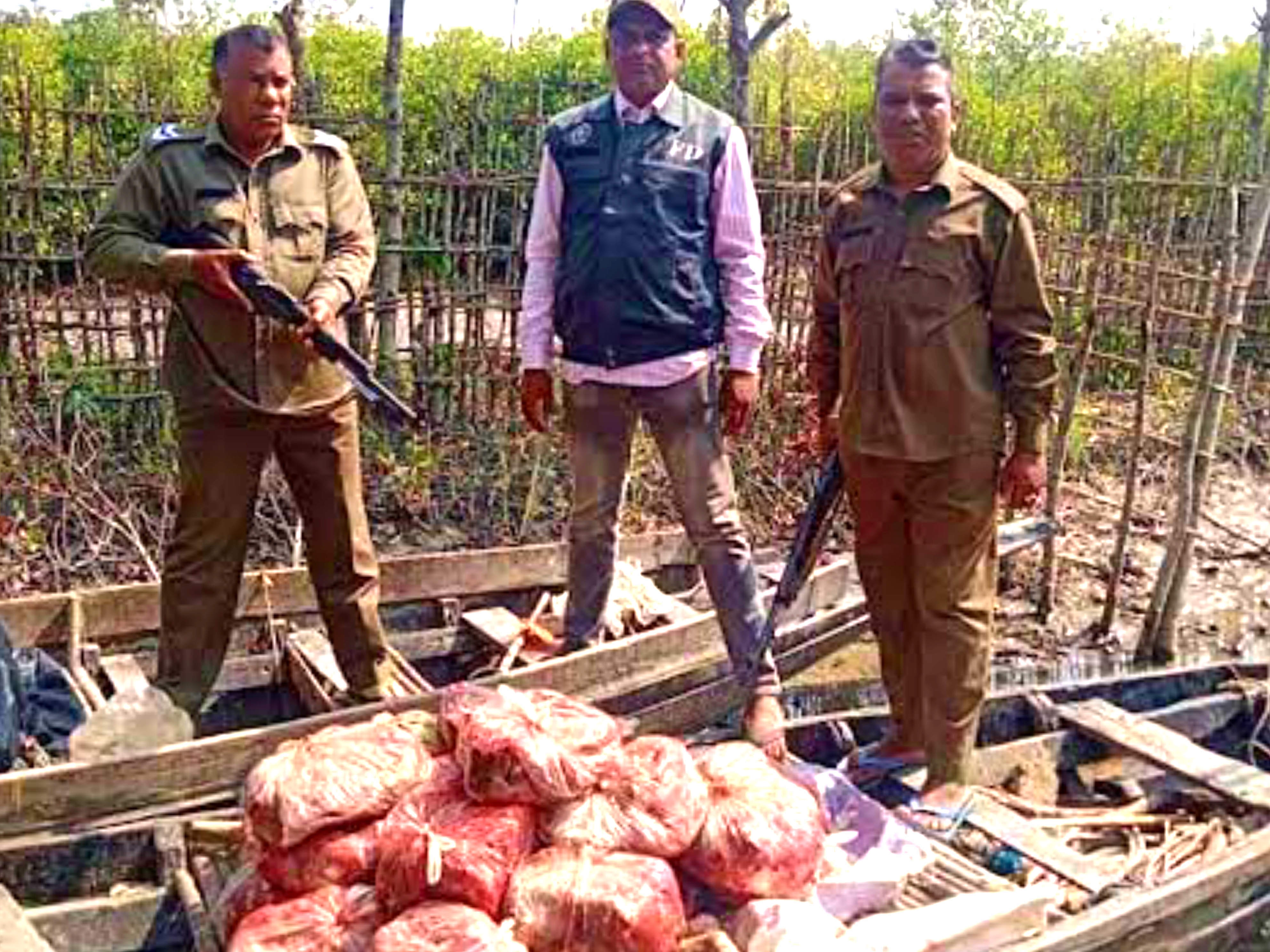 কয়রায় দুটি নৌকা সহ প্রায় চার মণ হরিণের মাংস জব্দ