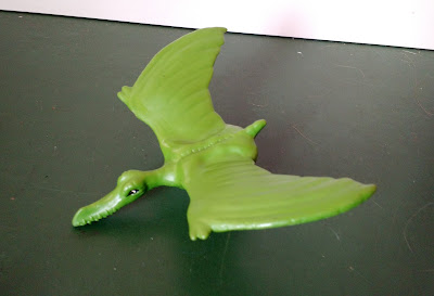 Imaginext, miniatura estática de pterodáctil verde que viria com os bonecos trabalhadores de parque do Jurassic World - 8 cm de comprimento e  11 cm de envergadura  R$ 13,00