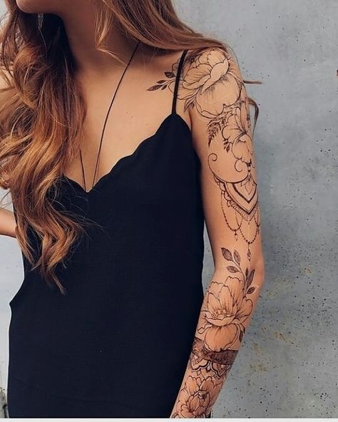 Deixe sua personalidade transparecer na pele: 40 mangas de tatuagens femininas para se inspirar!