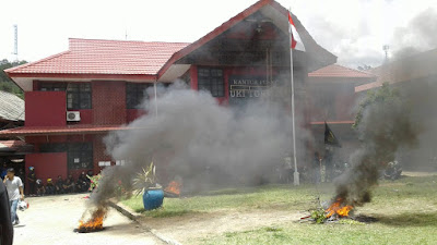 Mahasiswa UKI Demo,Kampus Uki Hingga Berjam jam