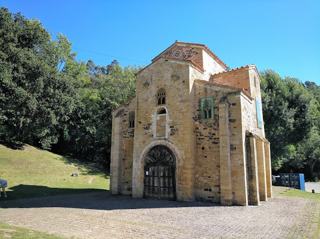 Entrada principal a San Miguel de Lillo en Oviedo (Asturias-España)