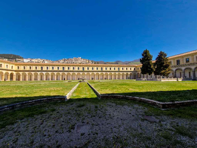 La Certosa di San Lorenzo a Padula-Chiostro grande
